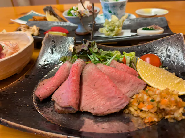 【上高地へおでかけ×お得な木曜日】信州牛×飛騨牛ローストビーフで郷土料理と地域をお届け