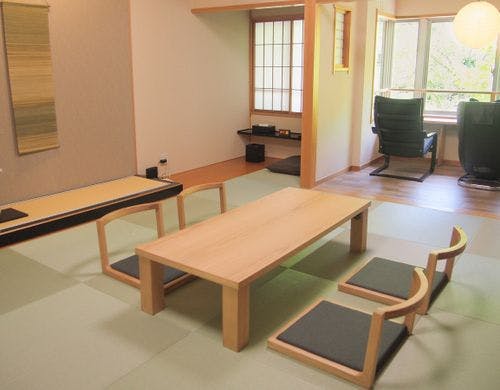 梓川に臨む琉球畳の2階和室