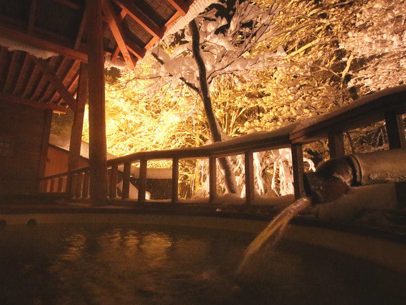 Kolam mandi terbuka salji