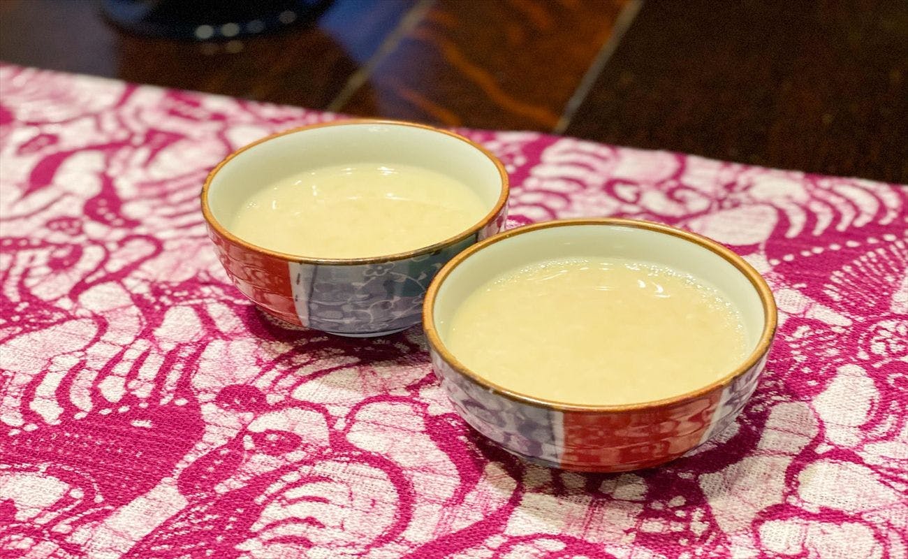 Kami menyediakan amazake tanpa alkohol buatan khas oleh pemilik.