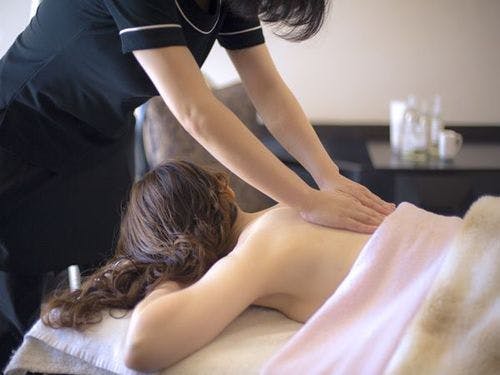 エステ・鍼灸の施術は客室で行います