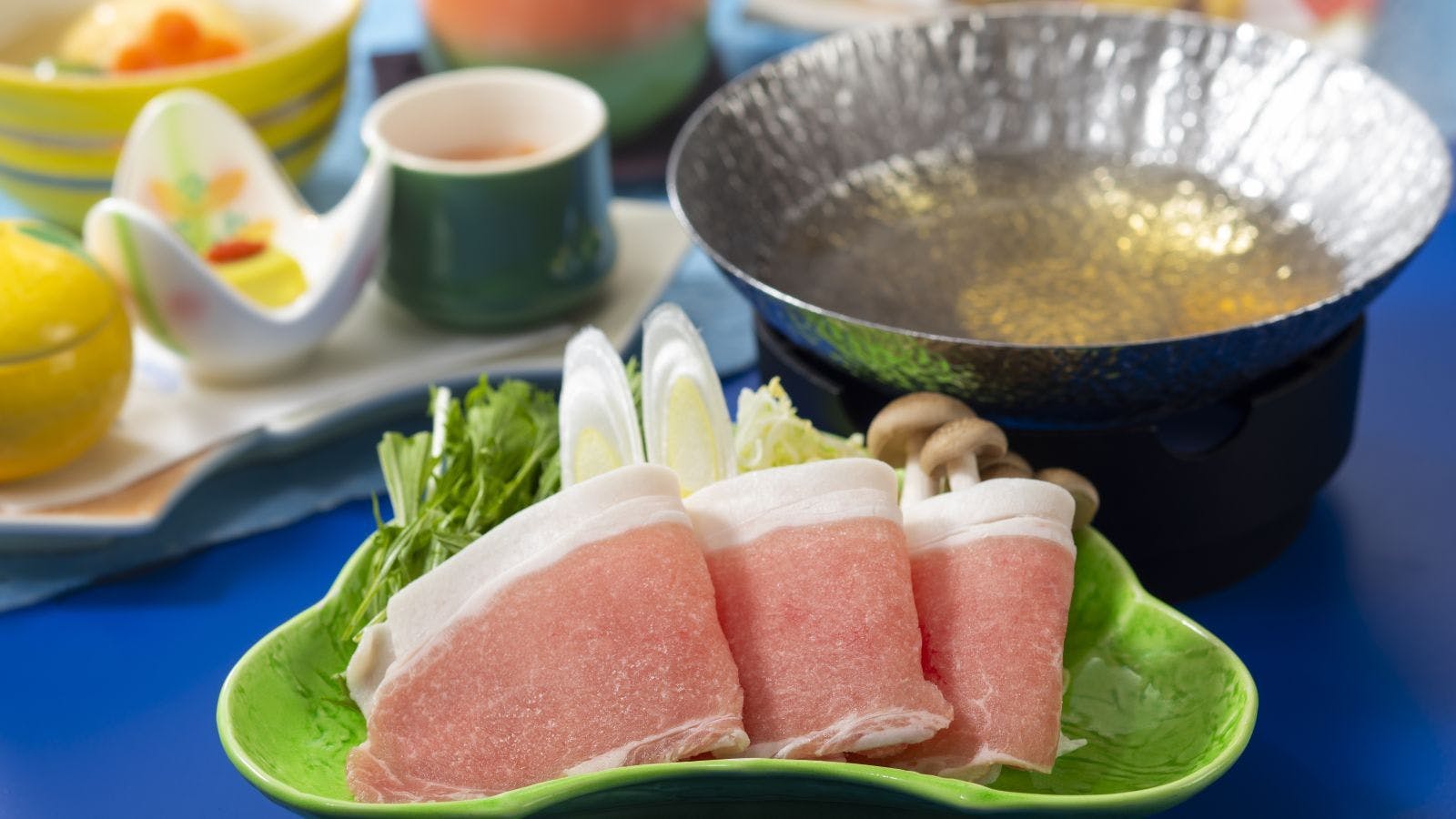 ชุดอาหารญี่ปุ่นที่มีชาบูหมูโนโบริเบ็ตสึเป็นเมนหลัก