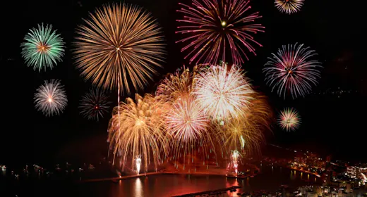 【 客室から花火鑑賞 】標高361mから見下ろす「 熱海海上花火大会 」/ 夕・朝食付.