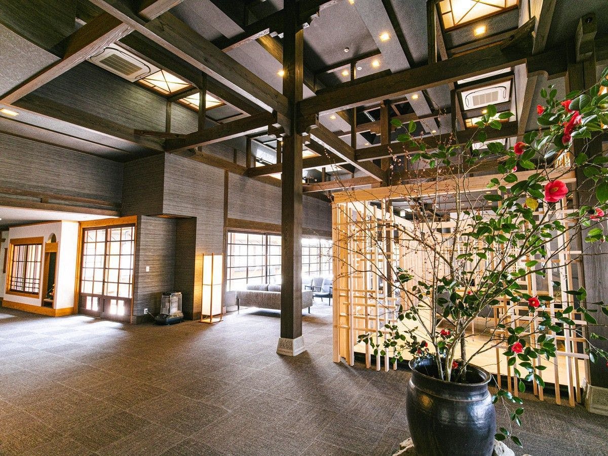 ล็อบบี้｜เพดานสูงและพื้นที่กว้างขวาง