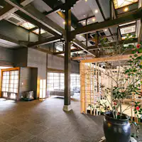 ล็อบบี้|เพดานสูงและพื้นที่กว้างขวาง