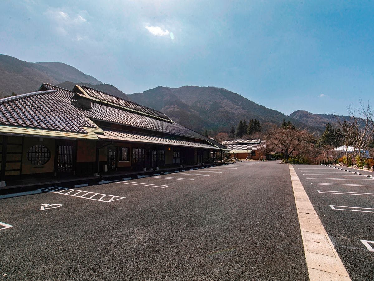 ท่านสามารถใช้บริการที่จอดรถกว้างขวางได้