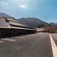 ท่านสามารถใช้บริการที่จอดรถกว้างขวางได้