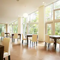 被綠意環繞的餐廳