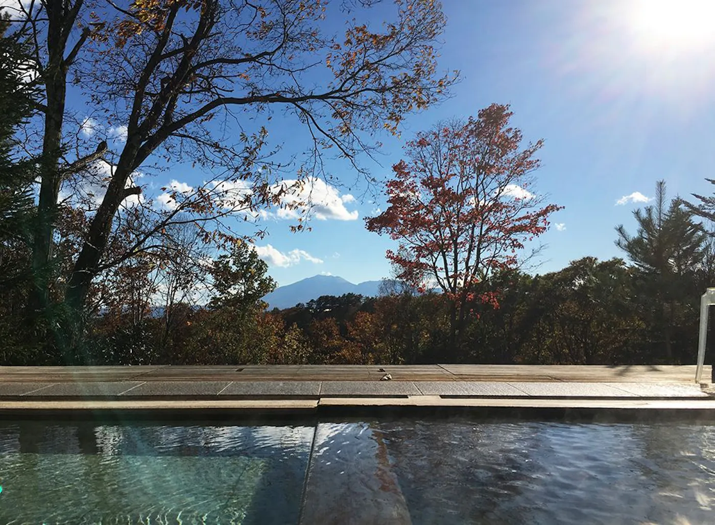 草津温泉 Hotel KurBio：山を望む露天風呂