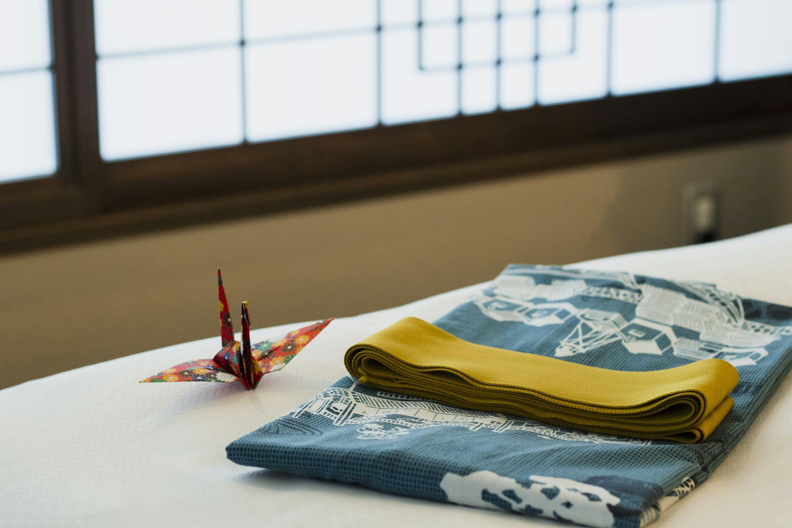 客室の浴衣はオリジナルデザインの小倉浴衣