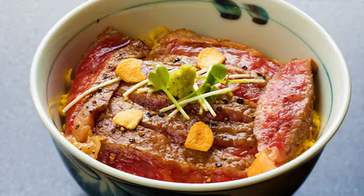 【お手軽1泊2食】夢横丁名物「禁断のステーキ丼」朝は旅館の和定食