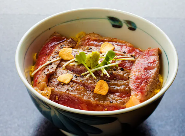 居酒屋「夢横丁」禁断のステーキ丼