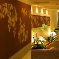 Jalan onsen yang dihiasi dengan bunga musiman