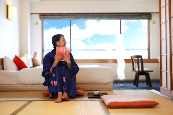 Nikmati pemandangan laut yang megah dengan perasaan kebebasan yang melimpah.