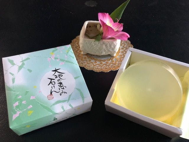 Sabun asli yang terbuat dari bahan Mata air panas Hotel.