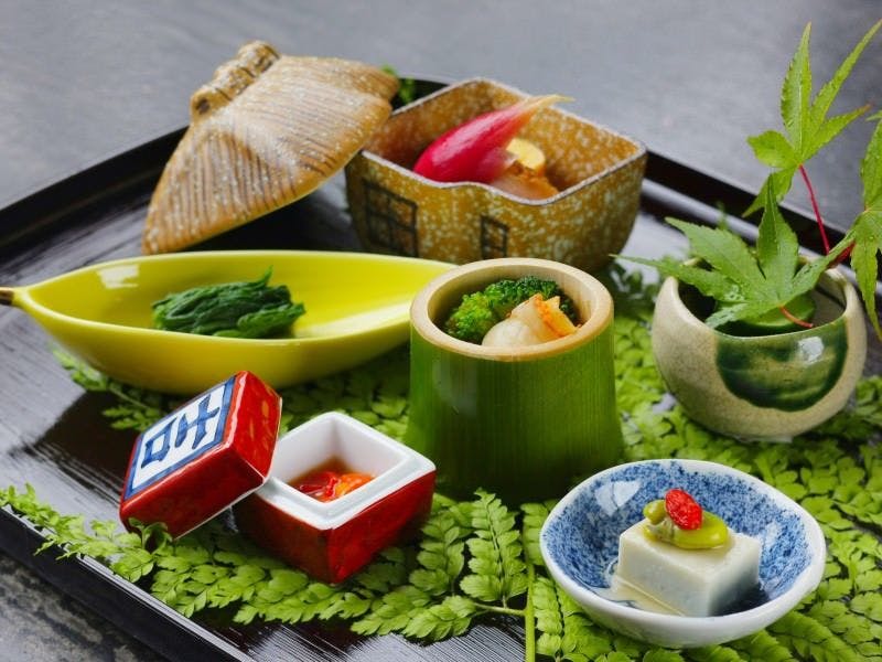 囲炉裏懐石と天然温泉を楽しむ 秘境の隠れ家 やまゆりの宿