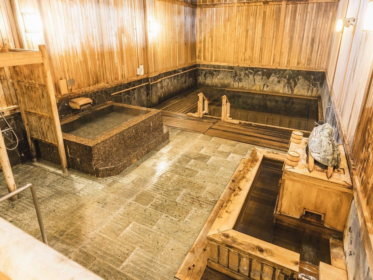 蔦温泉旅館 ‐足元から源泉湧出の自噴温泉‐