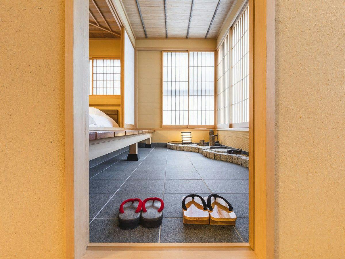 蔦温泉旅館 ‐足元から源泉湧出の自噴温泉‐