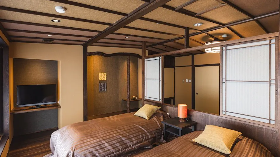 Tsuta Onsen Ryokan - Natural Spring Onsen Bubbling from the Ground -
