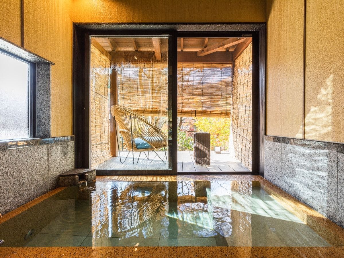 蔦温泉旅館 ‐足元から源泉湧出の自噴温泉‐