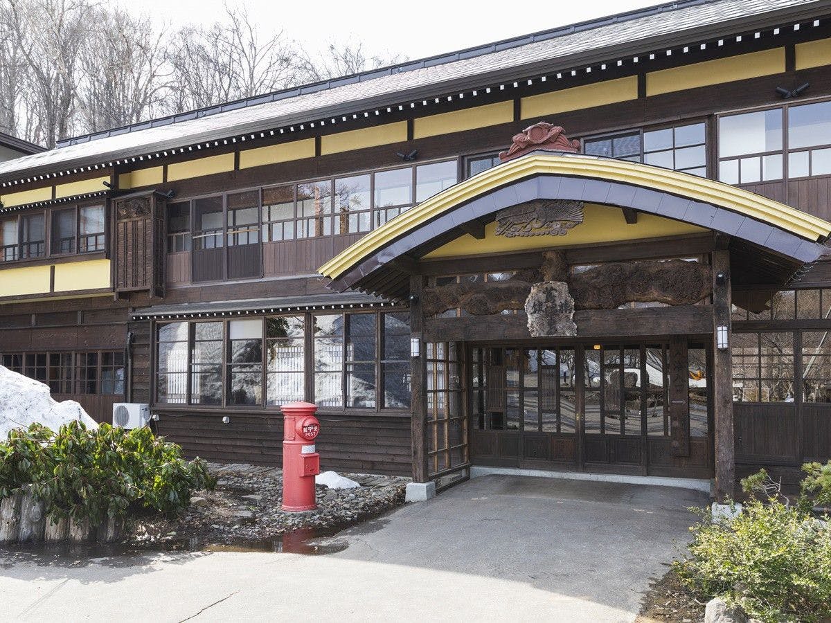 蔦温泉旅館 ‐足元から源泉湧出の自噴温泉‐
