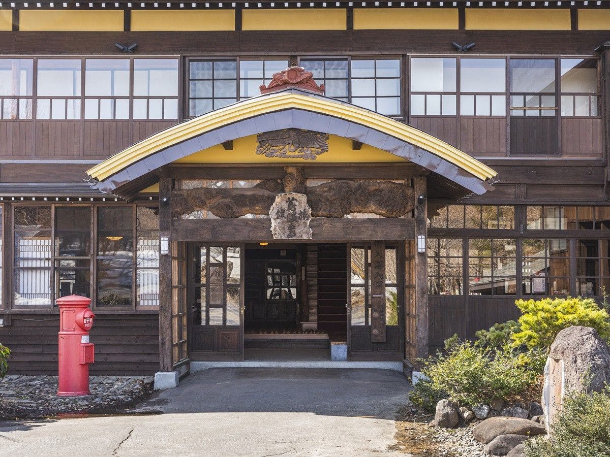蔦温泉旅館 ‐足元から源泉湧出の自噴温泉‐