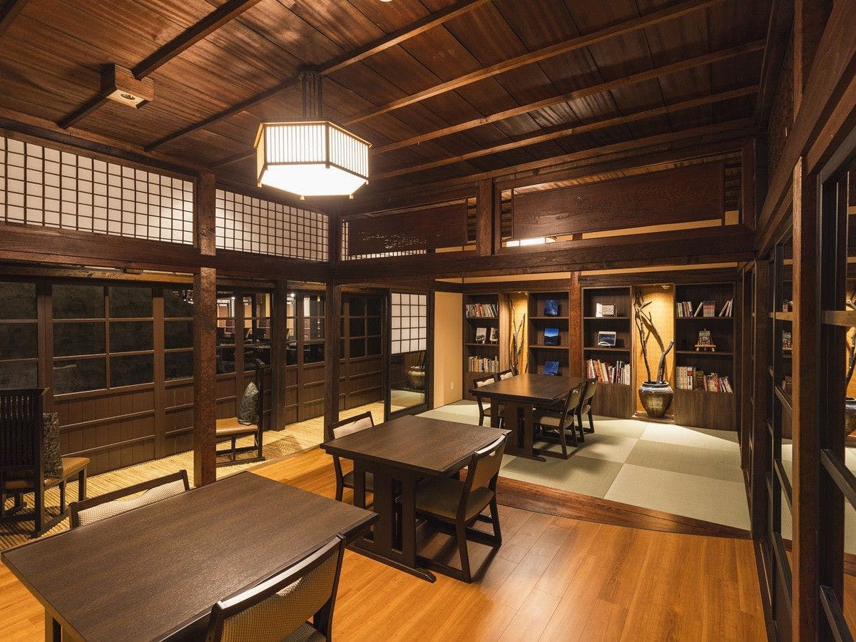 【ภายในอาคาร】