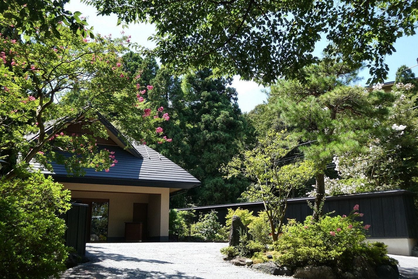 【입구】차량을 정차하실 수 있습니다.