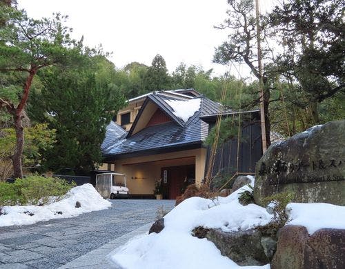 【外観】雪のエントランス（12月下旬)