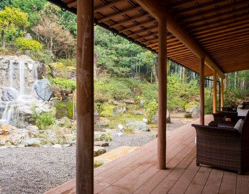 【フロントロビー】フロント横のテラス席