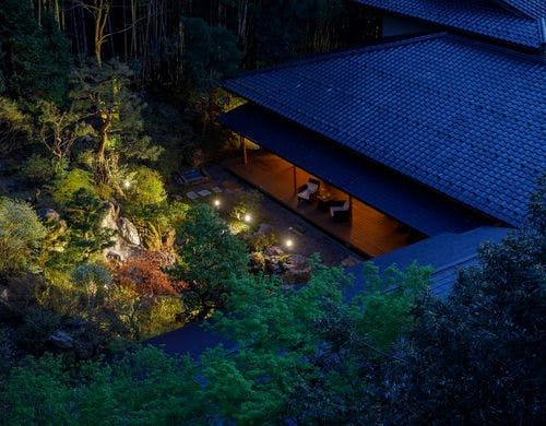 【フロントロビー】夜のフロントテラス