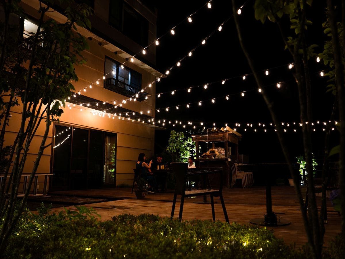 ในยามค่ำคืนจะมีการประดับไฟ สร้างบรรยากาศที่งดงามและน่าหลงใหล!