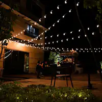 ในยามค่ำคืนจะมีการประดับไฟ สร้างบรรยากาศที่งดงามและน่าหลงใหล!