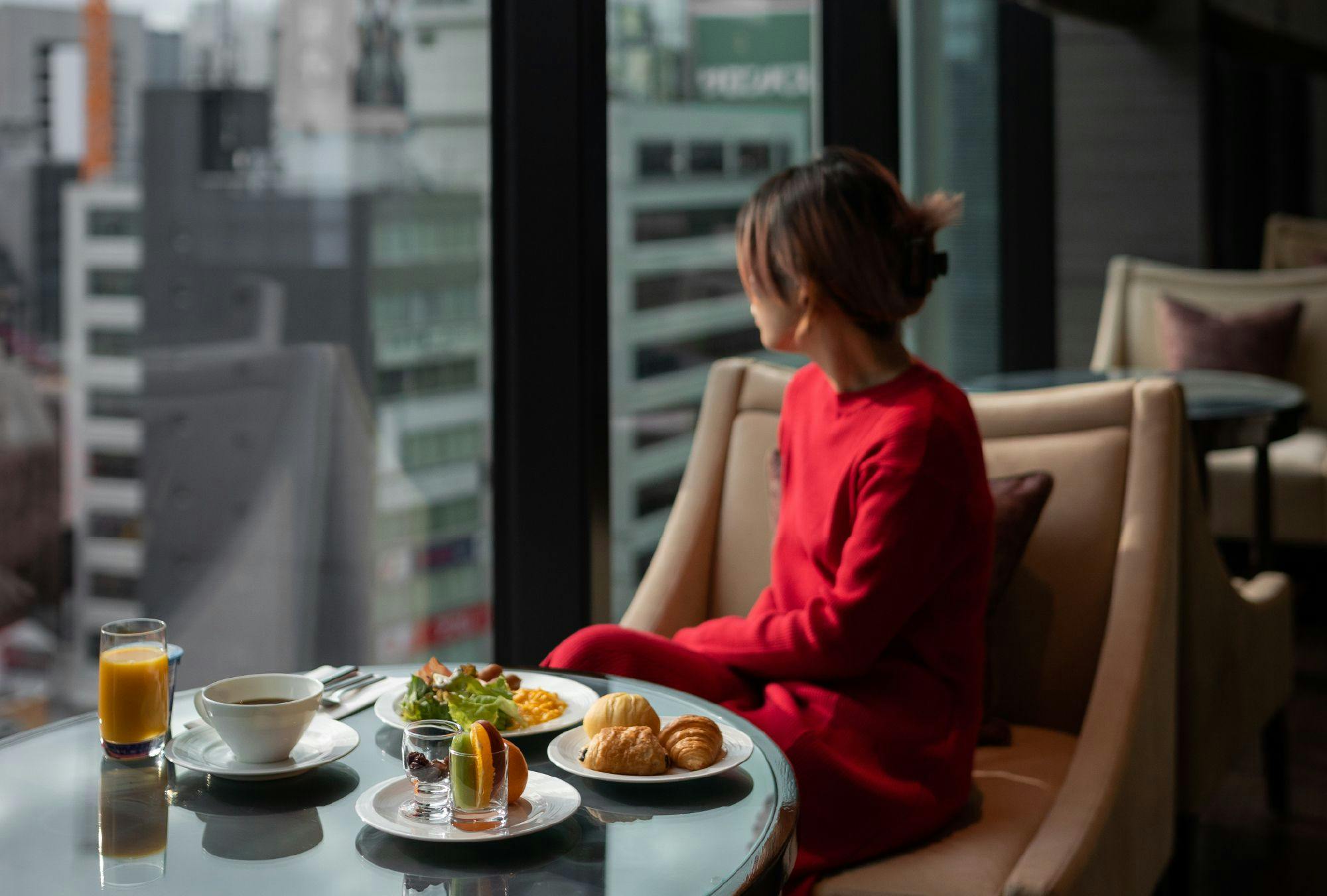 อาหารเช้าพร้อมทิวทัศน์ยามเช้าของโตเกียวเมโทรโพลิส.