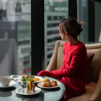 อาหารเช้าพร้อมทิวทัศน์ยามเช้าของโตเกียวเมโทรโพลิส.