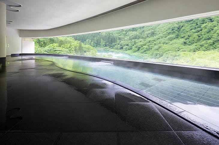 30米長的玻璃溪流景觀浴池