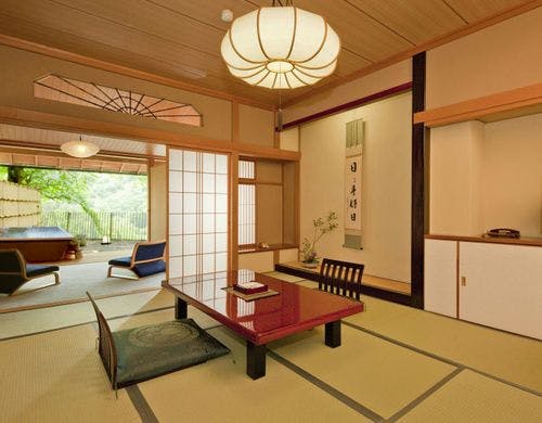 露天風呂付客室(和室)からの渓谷の眺め