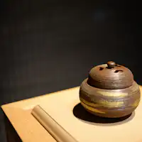 ภายในอาคารมีกลิ่นหอมอ่อนๆ ของไม้จันทน์หอม