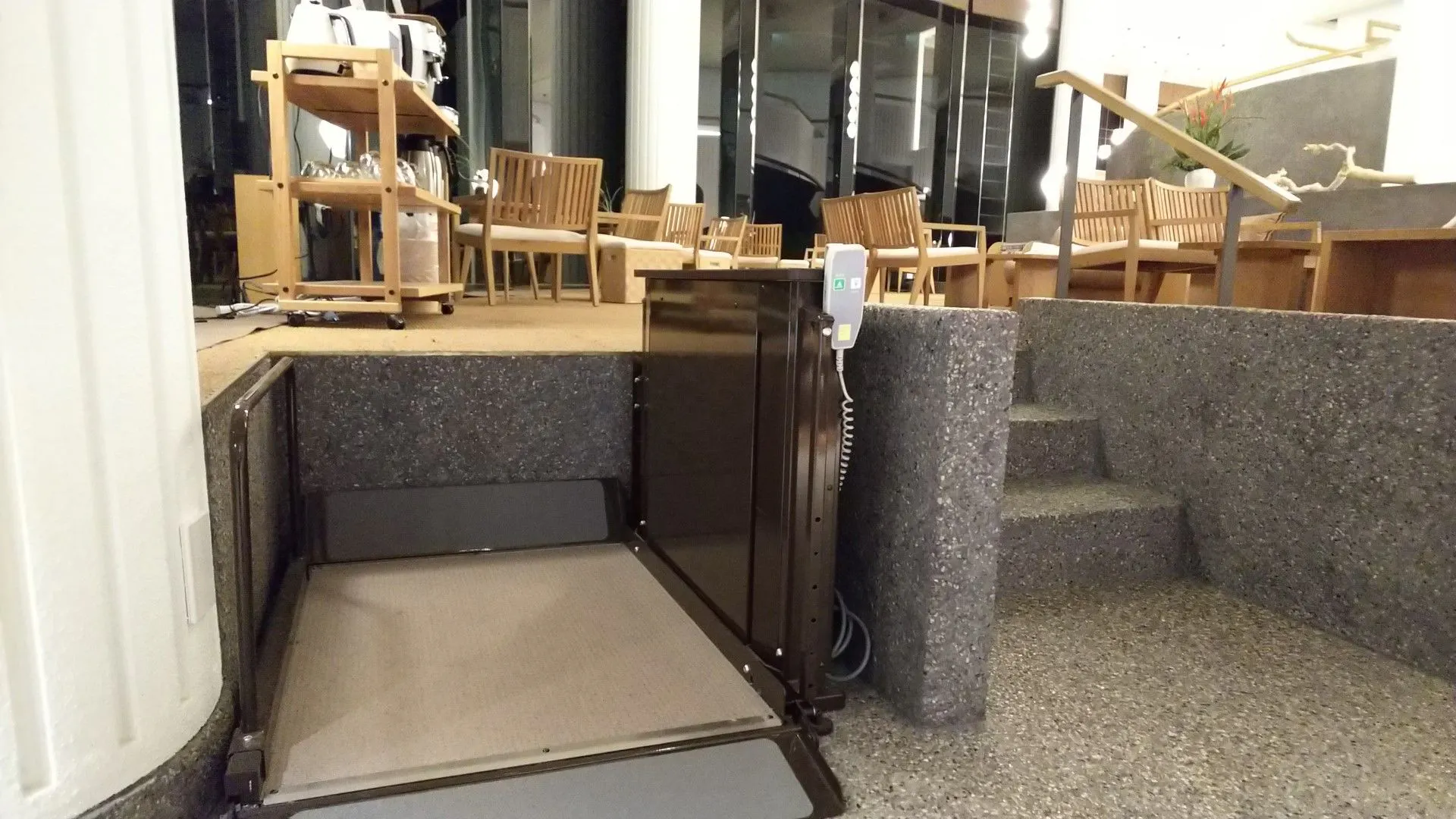 ロビーラウンジ　車いす用昇降機