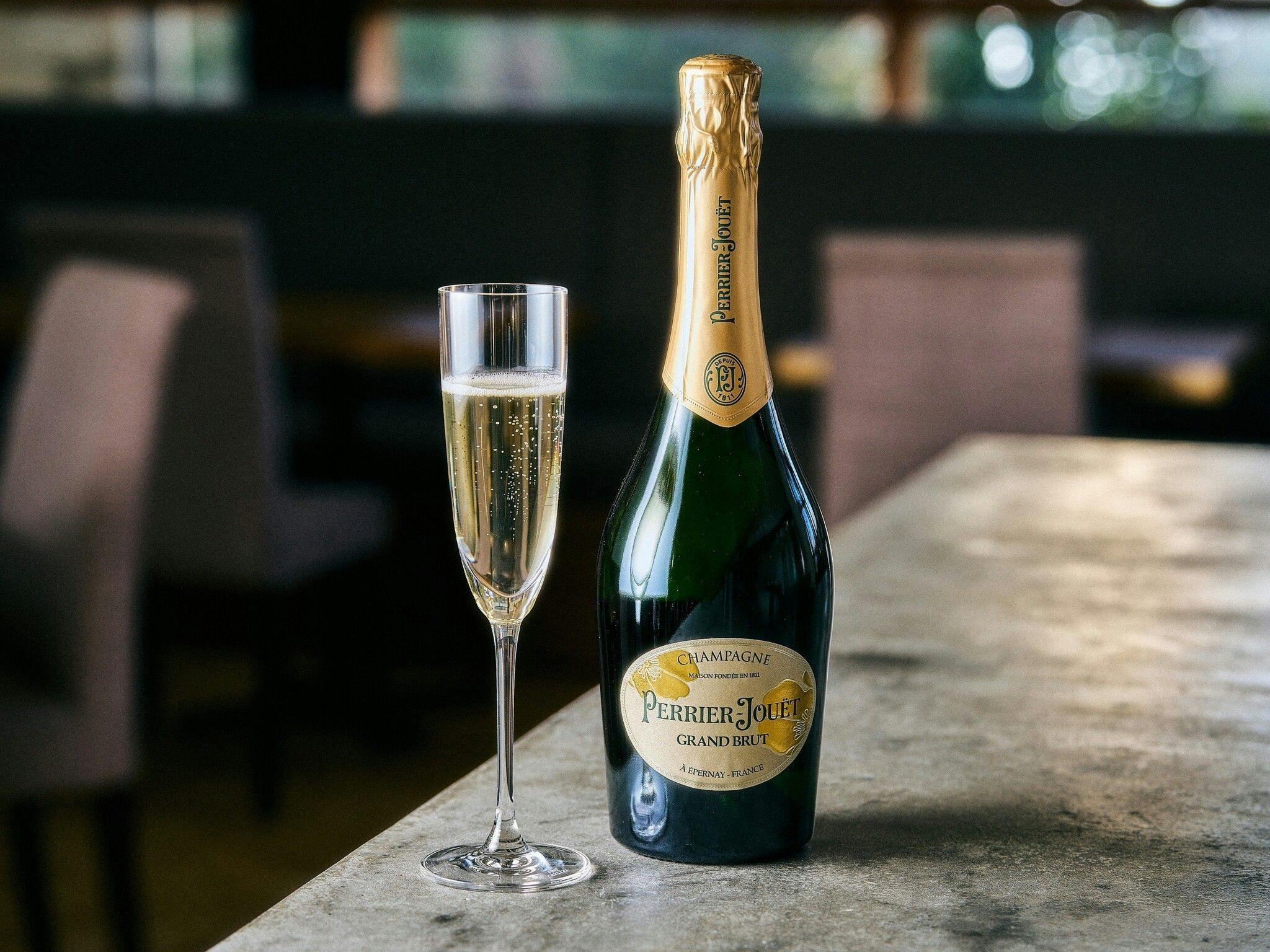 【PERRIER-JOUET แกรนด์ บรูท】＜รวมอาหารเช้าและเย็น＞ ดื่มด่ำกับแชมเปญพร้อมดินเนอร์จากเตาไฟ