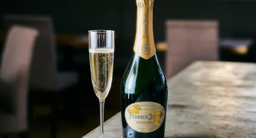 【PERRIER-JOUET แกรนด์ บรูท】<รวมอาหารเช้าและเย็น> ดื่มด่ำกับแชมเปญพร้อมดินเนอร์จากเตาไฟ