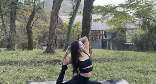 【เวลเนสสเตย์ในป่าเพื่อปรับสมดุลกายใจ】<รวมอาหารเย็นและอาหารเช้า>สัมผัสโยคะและอายุรเวทอย่างกลมกลืนเป็นหนึ่งเดียวกับธรรมชาติ