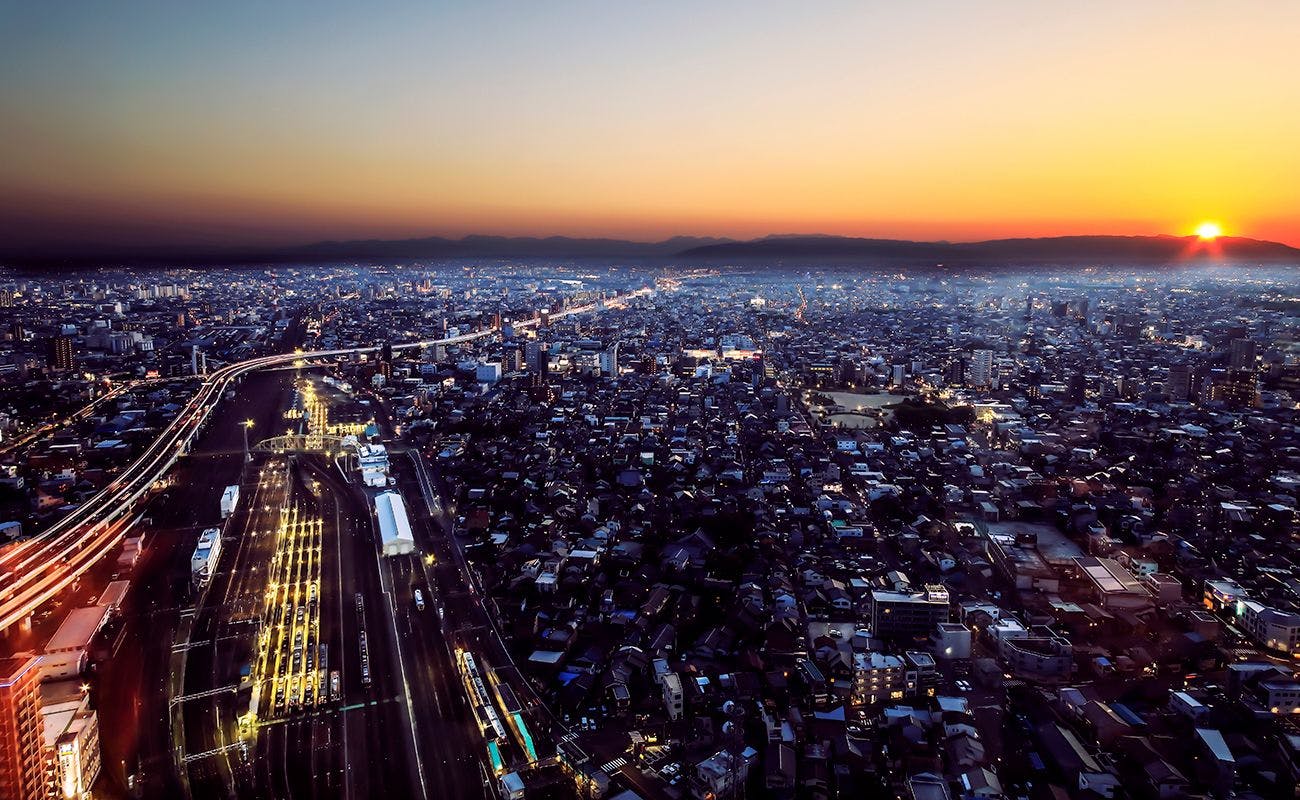 ทิวทัศน์เขตยานพาหนะนาโกยาช่วงเย็น