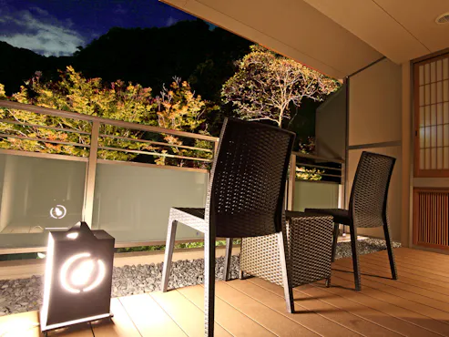 *【Gedung Utama - Kamar Gaya Jepang dengan Mata Air Panas Pribadi - Teras Malam】*