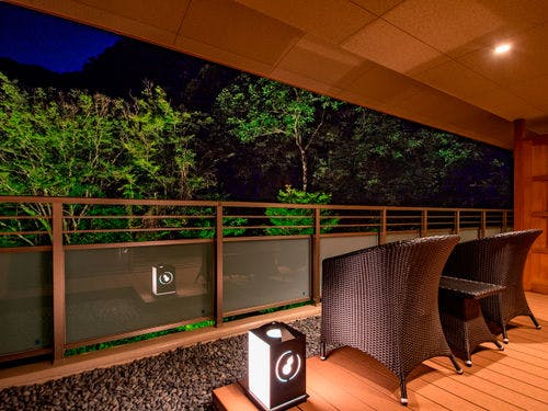 *【本館・金泉露天風呂・特別室】夜の露天