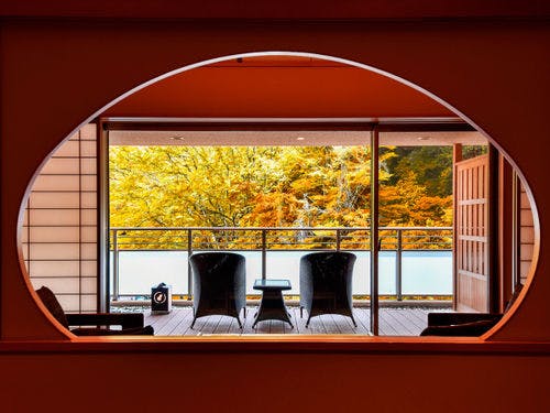 *【本館_金泉露天風呂付特別室】紅葉の景色