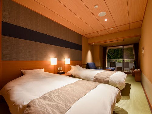 *【本館・自家源泉付和室・夜のテラス】