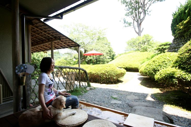 名湯の足湯でごゆるりとお寛ぎくださいませ