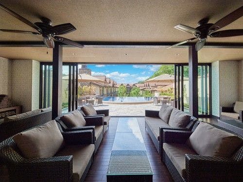 本館2F プールサイドバー