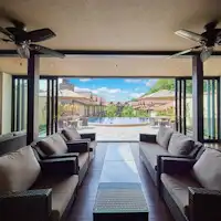 本館2F プールサイドバー